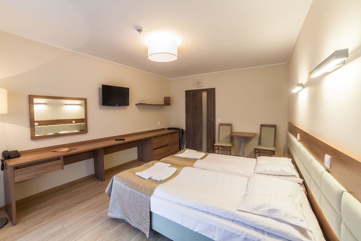 Twin kamer | 1 slaapkamer, een bureau, een strijkplank/strijkijzer, gratis wifi