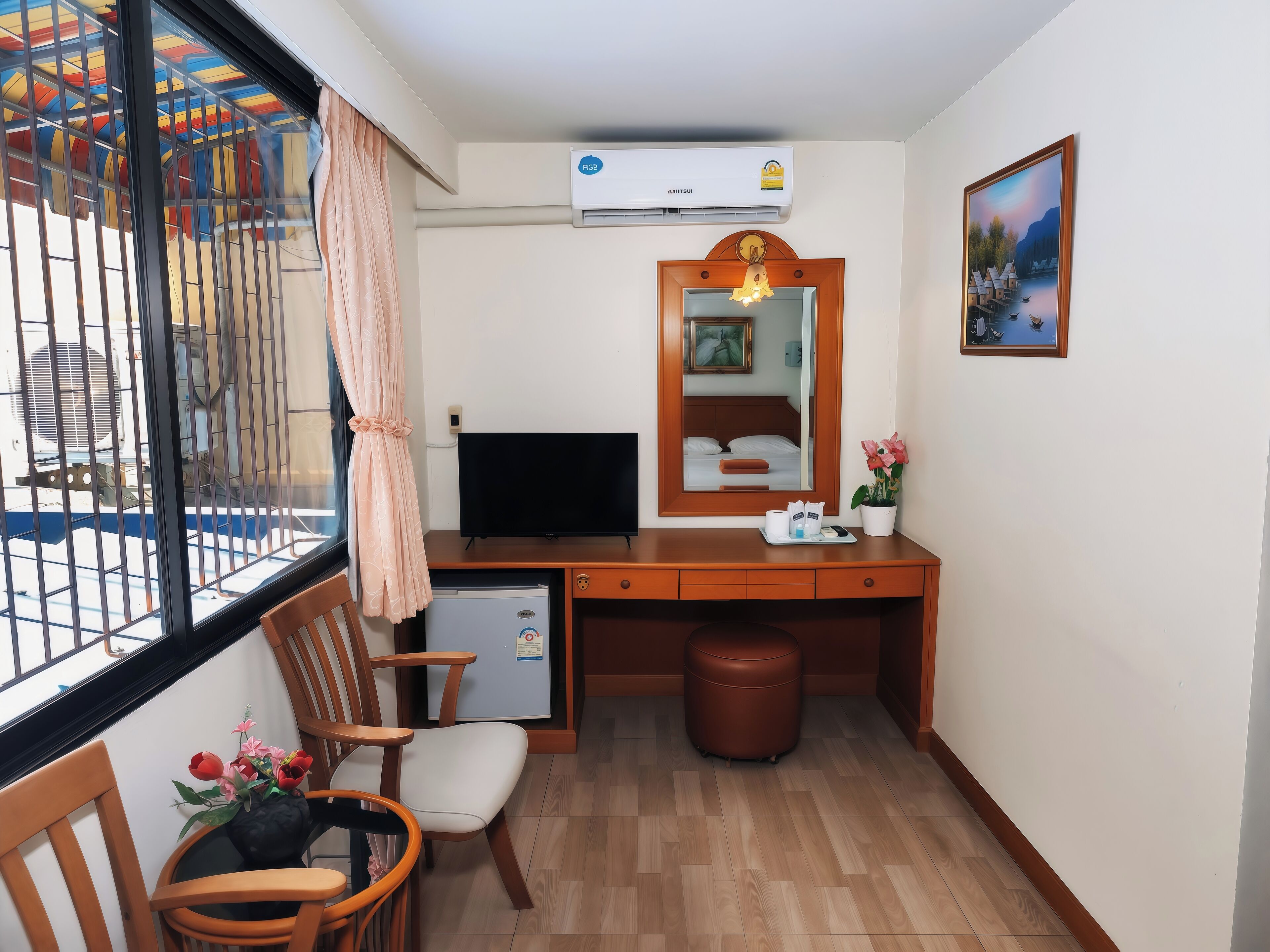 デスク、遮光カーテン、WiFi (無料)、ベッドシーツ