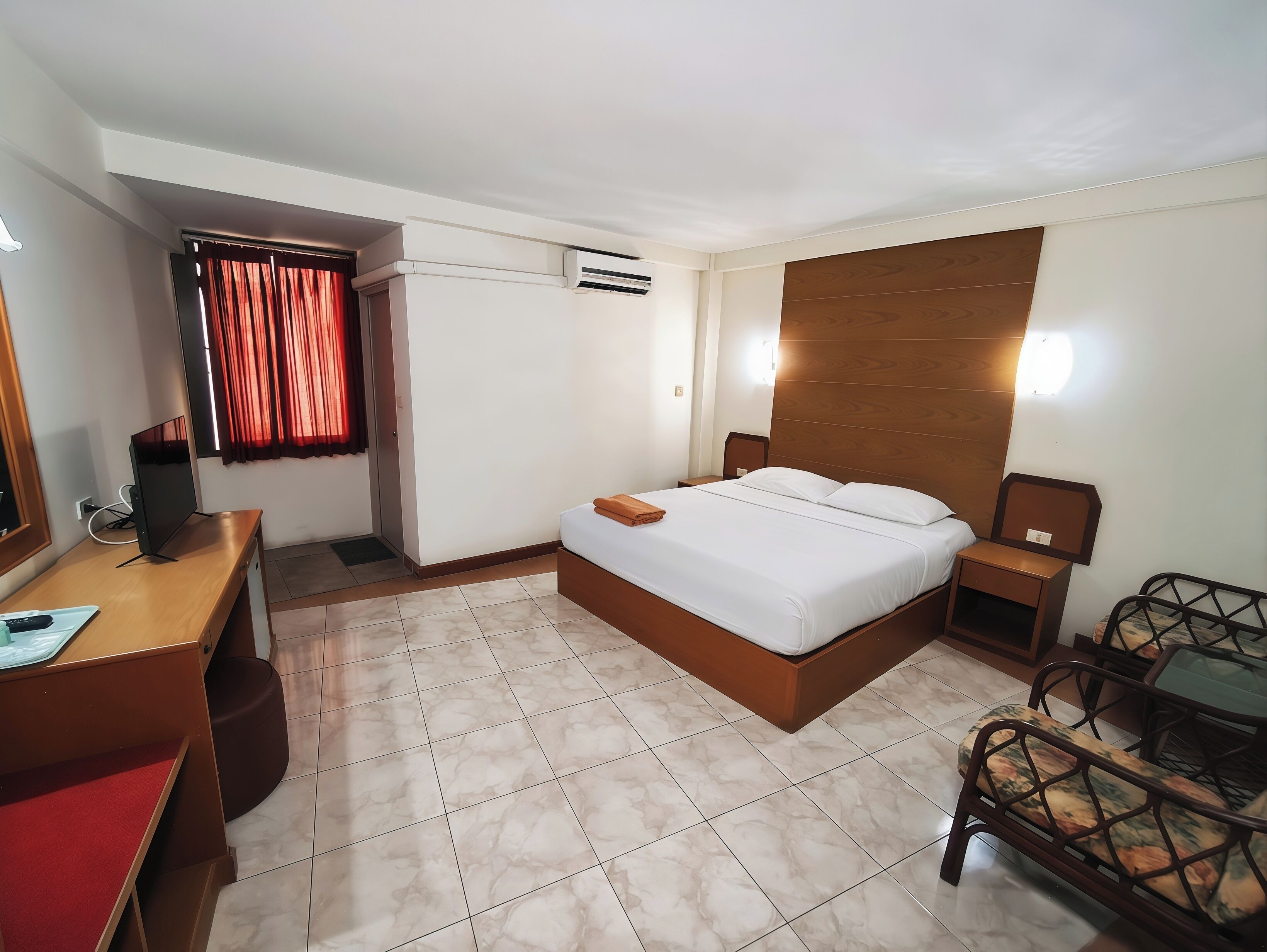 デスク、遮光カーテン 、WiFi (無料)、ベッドシーツ