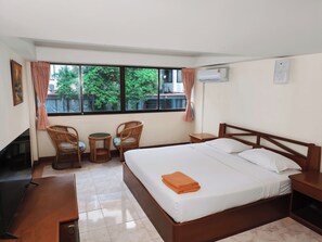 Desk, blackout curtains, free WiFi, bed sheets - Dream Hotel Pattaya (Pattaya)