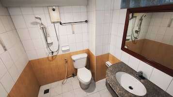 Deluxe Room, 1 King Bed | Bathroom | Combined shower/bathtub, free toiletries, towels, soap