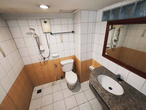 Deluxe Room, 1 King Bed | Bathroom | Combined shower/bathtub, free toiletries, towels, soap - Dream Hotel Pattaya (Pattaya)