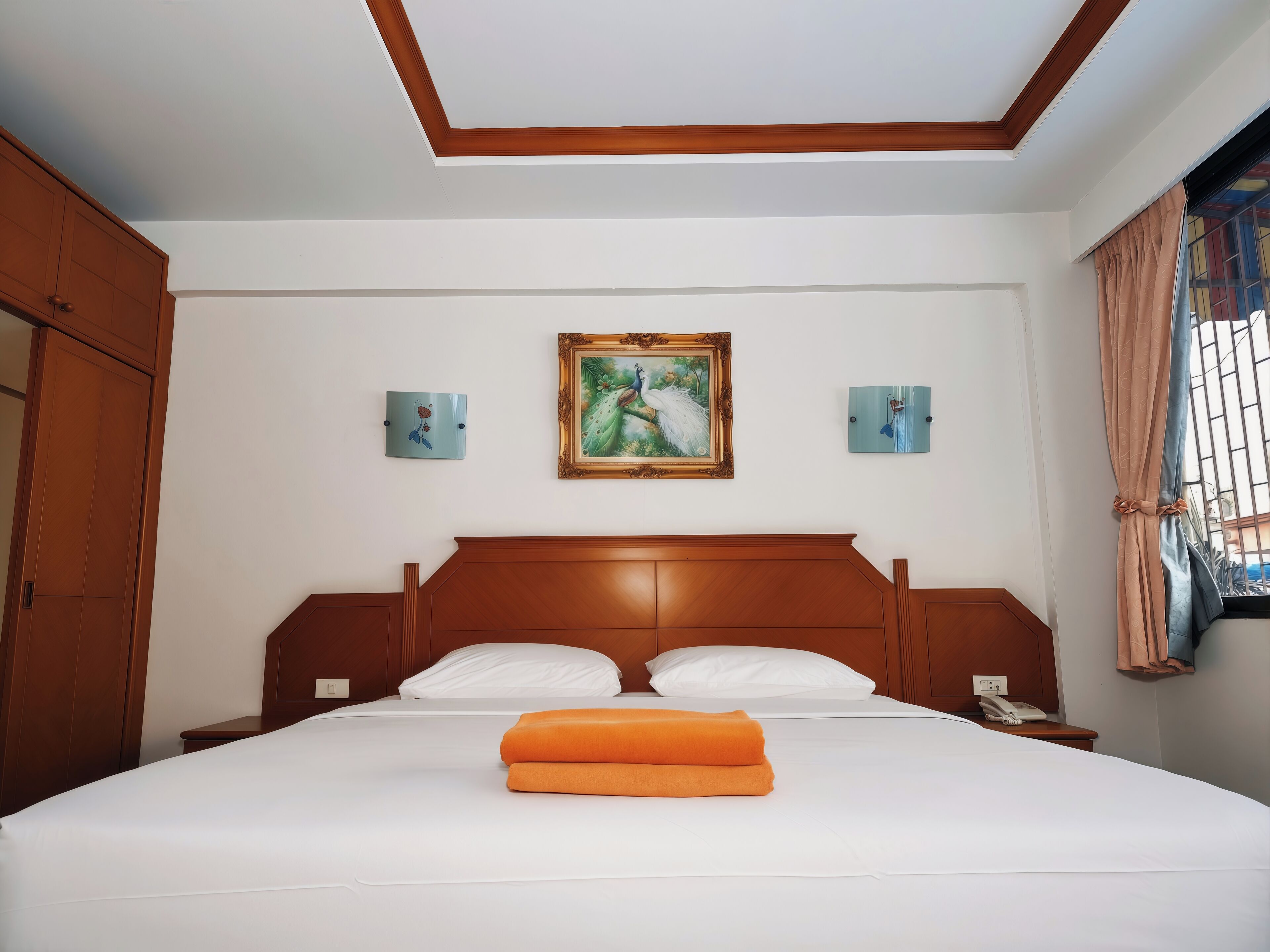 デスク、遮光カーテン、WiFi (無料)、ベッド シーツ