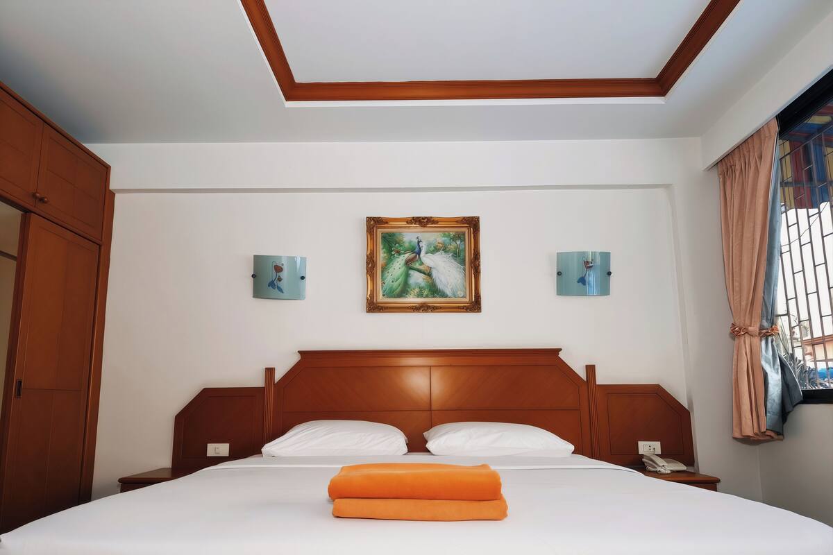 Desk, blackout drapes, WiFi (free), bed sheets