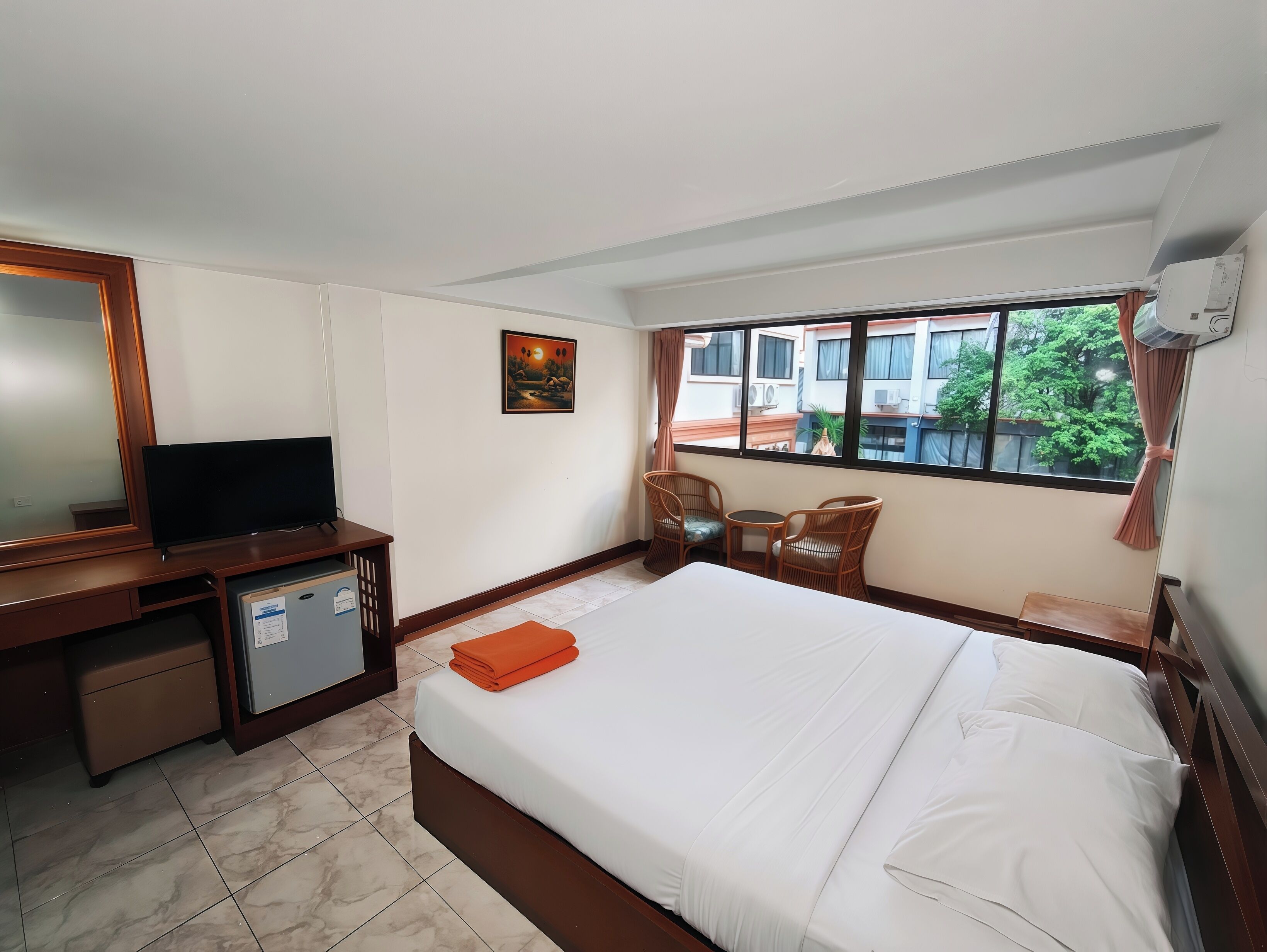 デラ  ックス ルーム キングベッド 1 台 | デスク、遮光カーテン、WiFi (無料)、ベッドシーツ