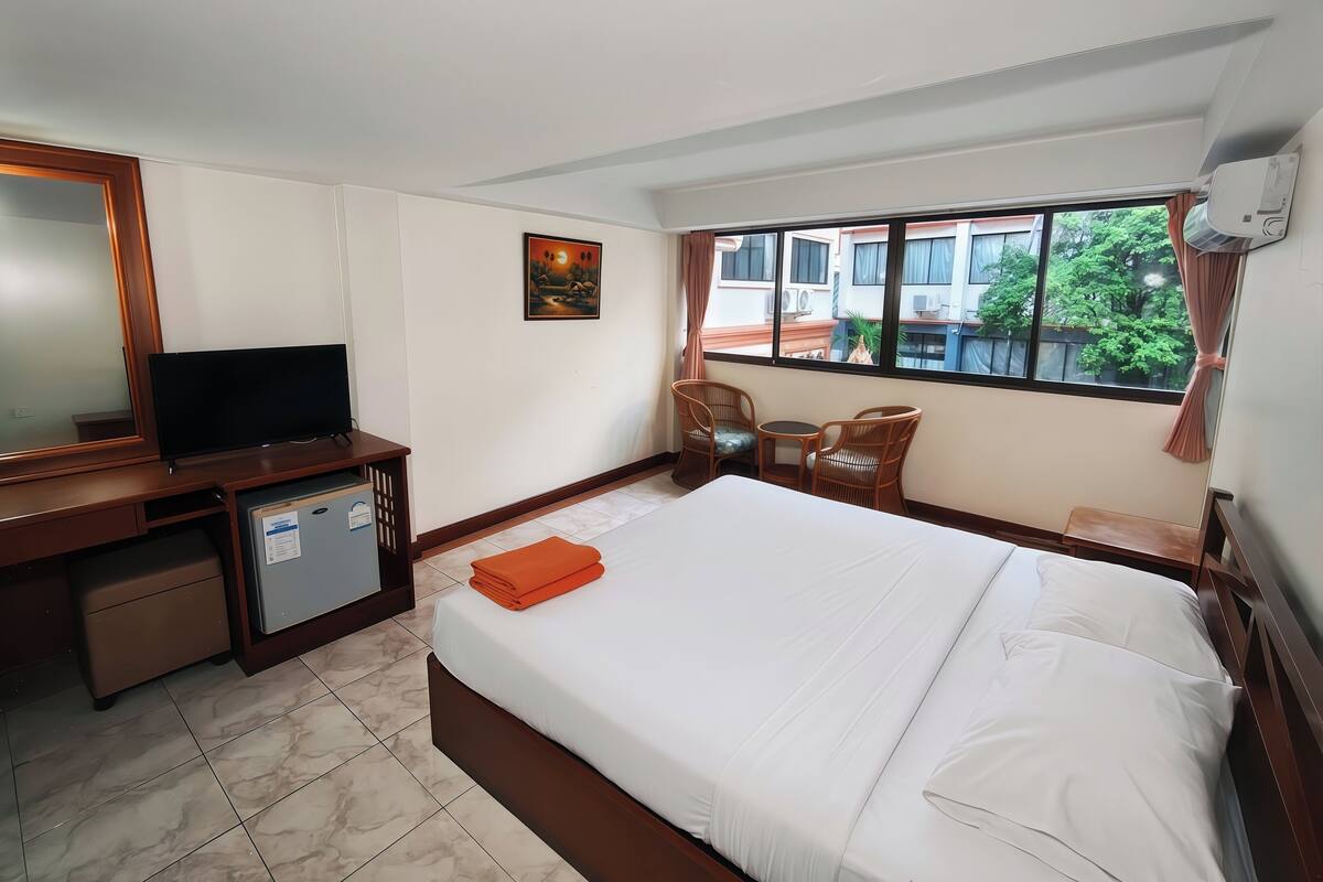 Deluxe Room, 1 King Bed | Desk, blackout drapes, WiFi (free), bed sheets