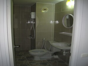 Shower, free toiletries, hair dryer, towels - IMPACT Don Mueang Bangkok Guest House (Pak Kret)