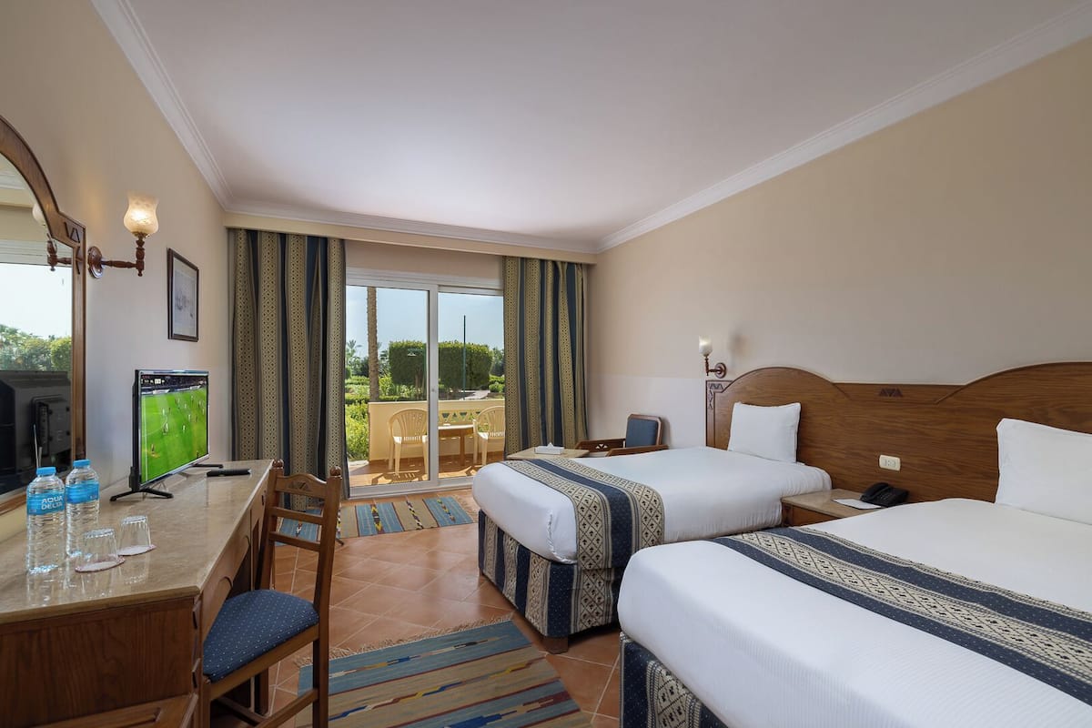 Habitación con 1 cama doble o 2 individuales, vistas al jardín | 1 dormitorio, minibar, caja fuerte y wifi
