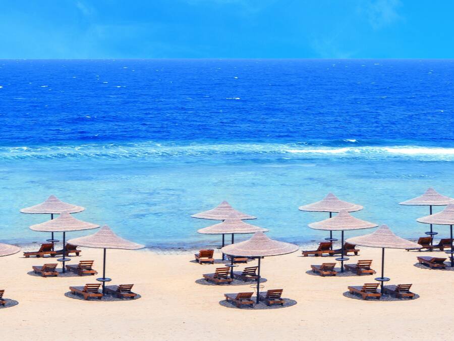 Een privéstrand, parasols, strandlakens, duiken