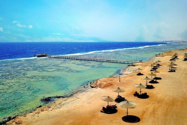 Privatstrand, Sonnenschirme, Strandtücher, Sporttauchen