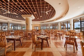 2 restaurants; breakfast, lunch, and dinner served