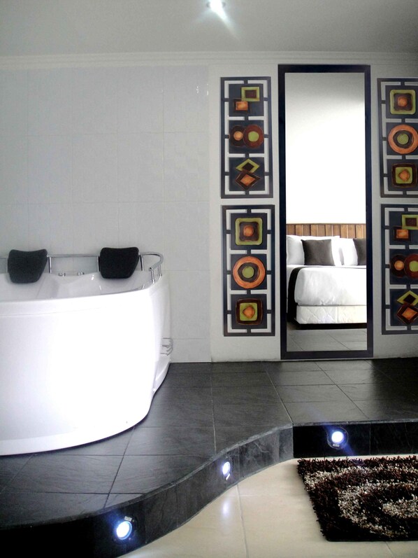 Suite | Egyptian cotton sheets, premium bedding, down comforters - Hotel Boutique Embajada de la Feria (Bogotá)