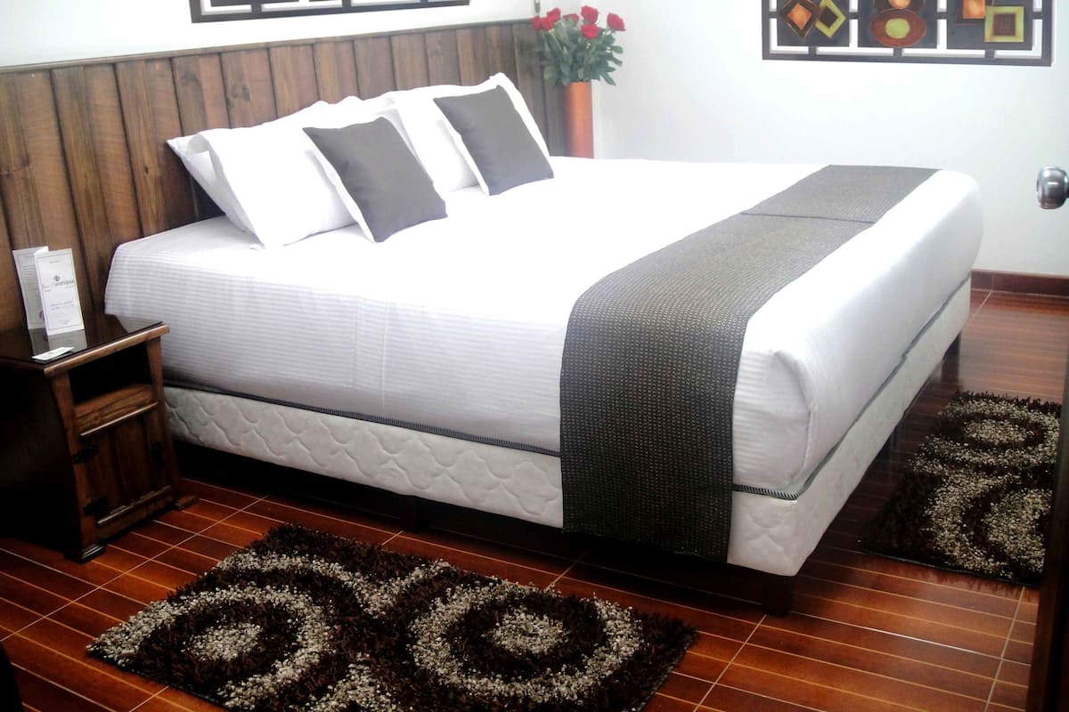 Single Room | Egyptian cotton sheets, premium bedding, down duvets, soundproofing