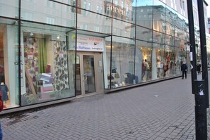 A hotel with a glass facade, a sign for 'KLEMNER' and 'Max Matthiesen', and a visible entrance. - Solsta Hotell (Karlstad)