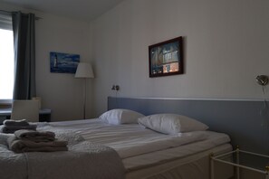 Double Room | Bathroom | Hair dryer, soap, shampoo, toilet paper - Solsta Hotell (Karlstad)