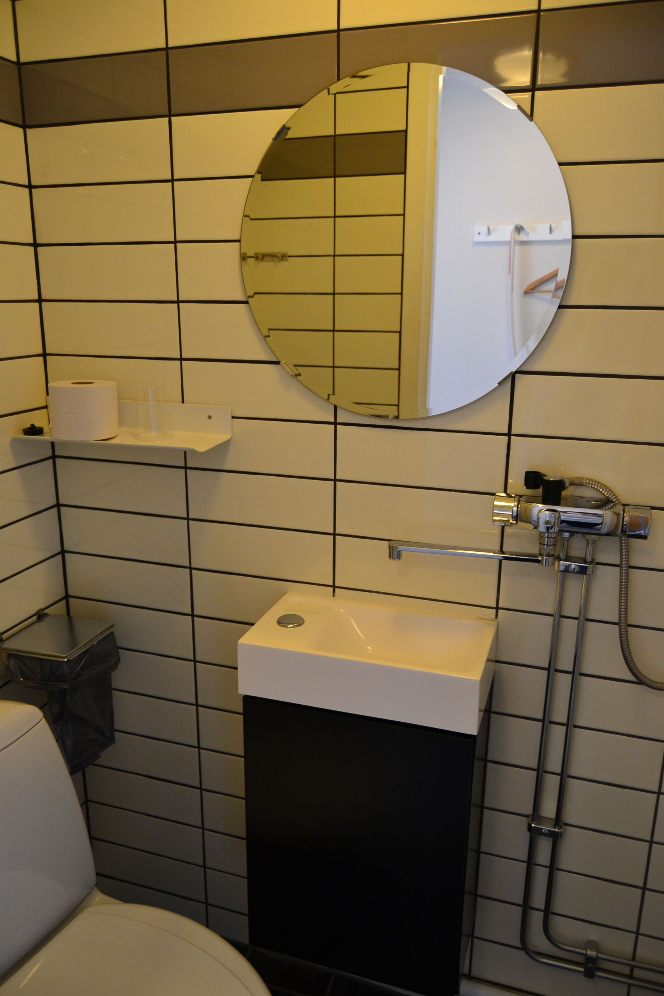 Yhden hengen huone | Ylelliset vuodevaatteet, minibaari, silitysrauta/-lauta, ilmainen Wi-Fi