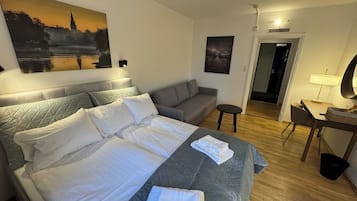 Habitación cuádruple familiar | Ropa de cama de alta calidad, minibar y tabla de planchar con plancha