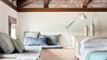 Premium bedding, minibar, desk, free WiFi