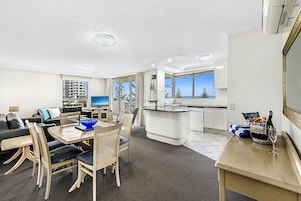 Apartamento, 2 habitaciones, vistas al mar | Zona de estar | Televisión de pantalla plana de 40 pulgadas con canales digitales