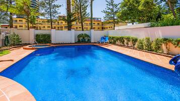 حمّام سباحة خارجي، حمّام سباحة مُدفَّأ، مقاعد للتشمس