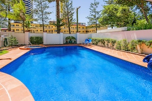Una piscina al aire libre, una piscina climatizada