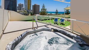 A hot tub with a view of the ocean and city skyline. - The Ritz Resort (Broadbeach)