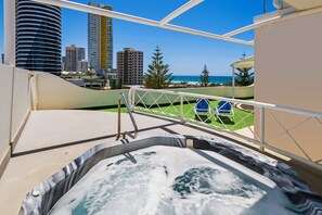 Outdoor spa tub - The Ritz Resort (Broadbeach)