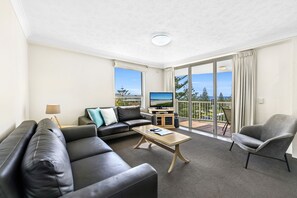 Leilighet, 2 soverom, sjøutsikt | Oppholdsområde | En 40-tommers Flatskjerm-TV med digitale kanaler samt TV