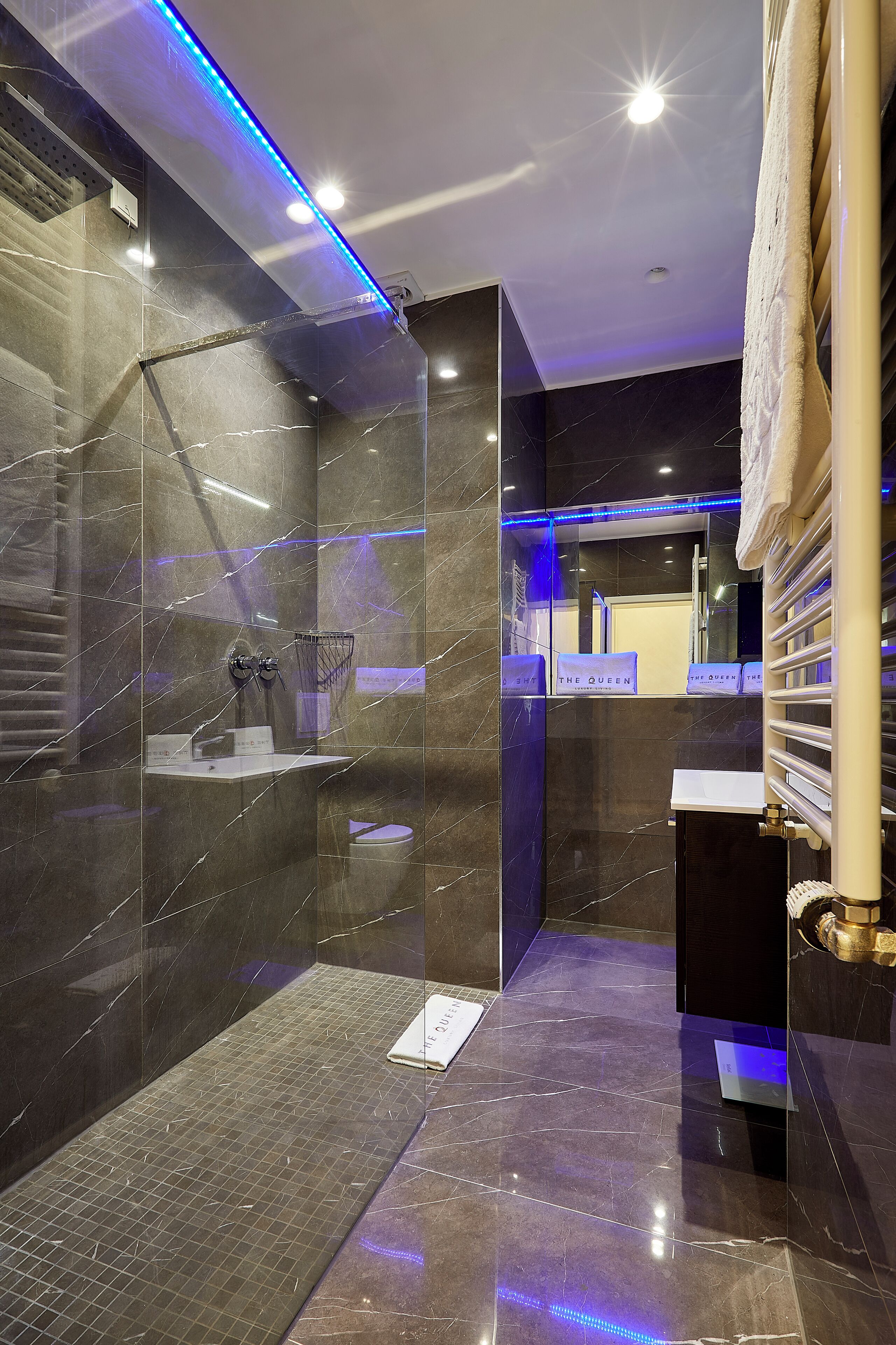 Lägenhet Deluxe | Badrum | Gratis toalettartiklar, hårtork, handdukar och toalettpapper