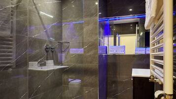 Apartemen Deluks | Kamar mandi | Perlengkapan mandi gratis, pengering rambut, handuk, dan tisu toilet