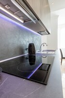 Deluxe Apartment | Private kitchen | Fridge, microwave, coffee/tea maker, electric kettle