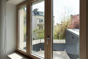 Deluxe Apartment | Soundproofing, iron/ironing board, free WiFi, bed sheets