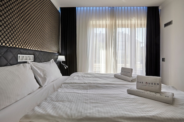 Deluxe Apartment | Soundproofing, iron/ironing board, free WiFi, bed sheets