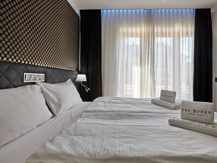 Deluxe Apartment | Soundproofing, iron/ironing board, free WiFi, bed sheets