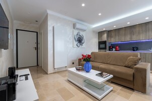 Deluxe Apartment | Living room | Flat-screen TV, DVD player