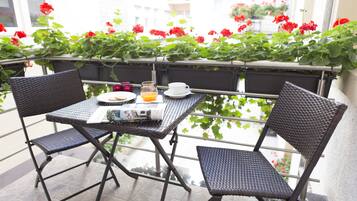 Deluxe-huoneisto, 2 makuuhuonetta, parveke | Terassi/patio