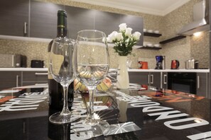 Apartamento, 2 quartos, sacada | Cozinha privada | Geladeira grande, micro-ondas, fogão, cooktop