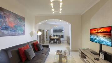 Deluxe-huoneisto, 2 makuuhuonetta, takka | Olohuone | Taulutelevisio