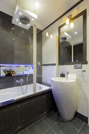Duplex luxo, 2 quartos, terraço | Banheiro | Produtos de toalete grátis, secador de cabelo, toalhas de banho 