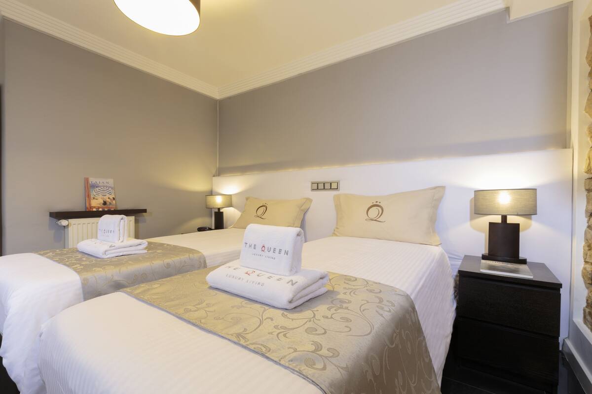 Apartamento luxo, 2 quartos | Quartos à prova de som, ferros/tábuas de passar roupa, berços grátis