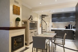 Duplex Deluxe - 2 sovrum - terrass | Eget kök | Stort kylskåp, mikrovågsugn, ugn och spishäll