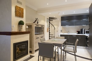 Refrigerador con freezer, microondas, horno, placa de cocina