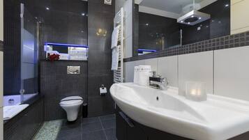 Apartment, 2 Bedrooms, Balcony | Bathroom