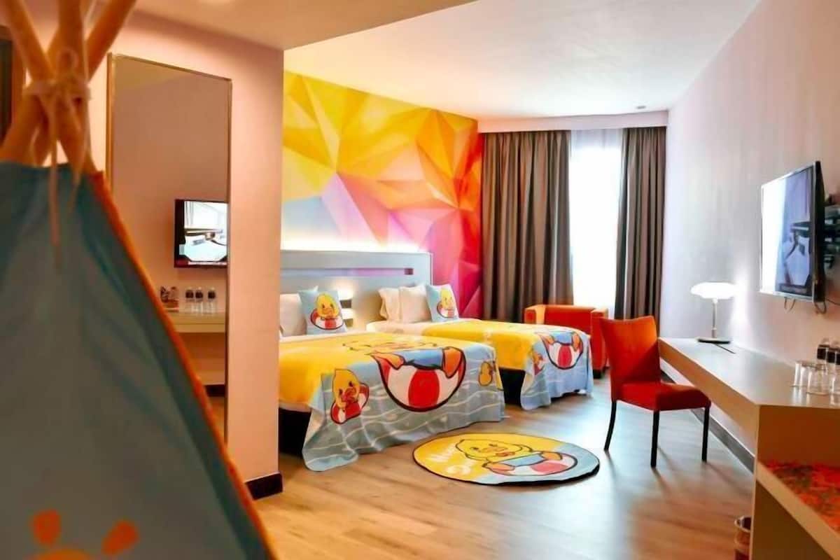 Minibar, in-room safe, desk, iron/ironing board