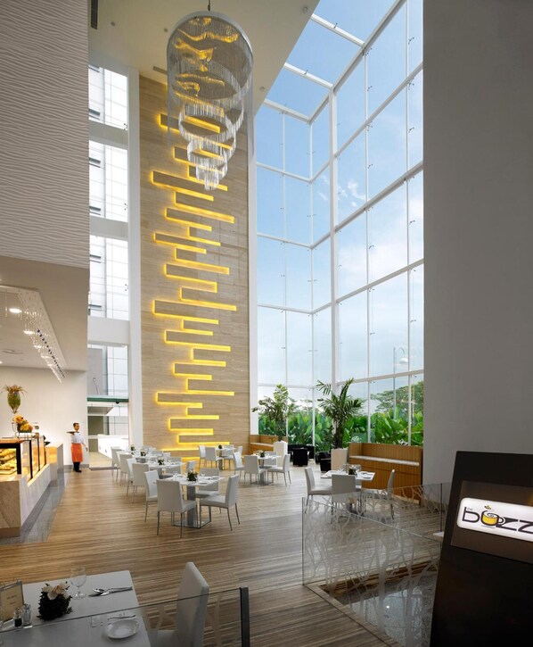 Breakfast, lunch, dinner served; al fresco dining - Première Hotel (Klang)