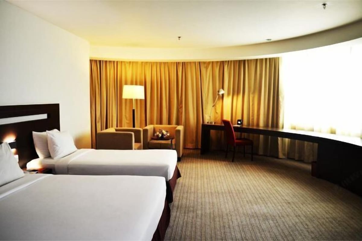 Minibar, in-room safe, desk, iron/ironing board