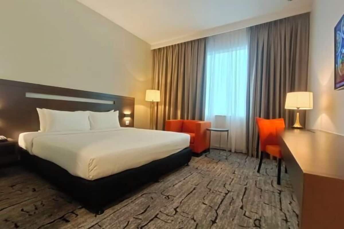 Minibar, in-room safe, desk, iron/ironing board