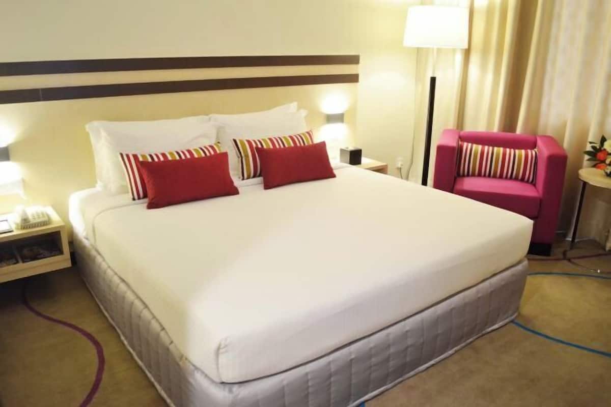 Minibar, in-room safe, desk, iron/ironing board