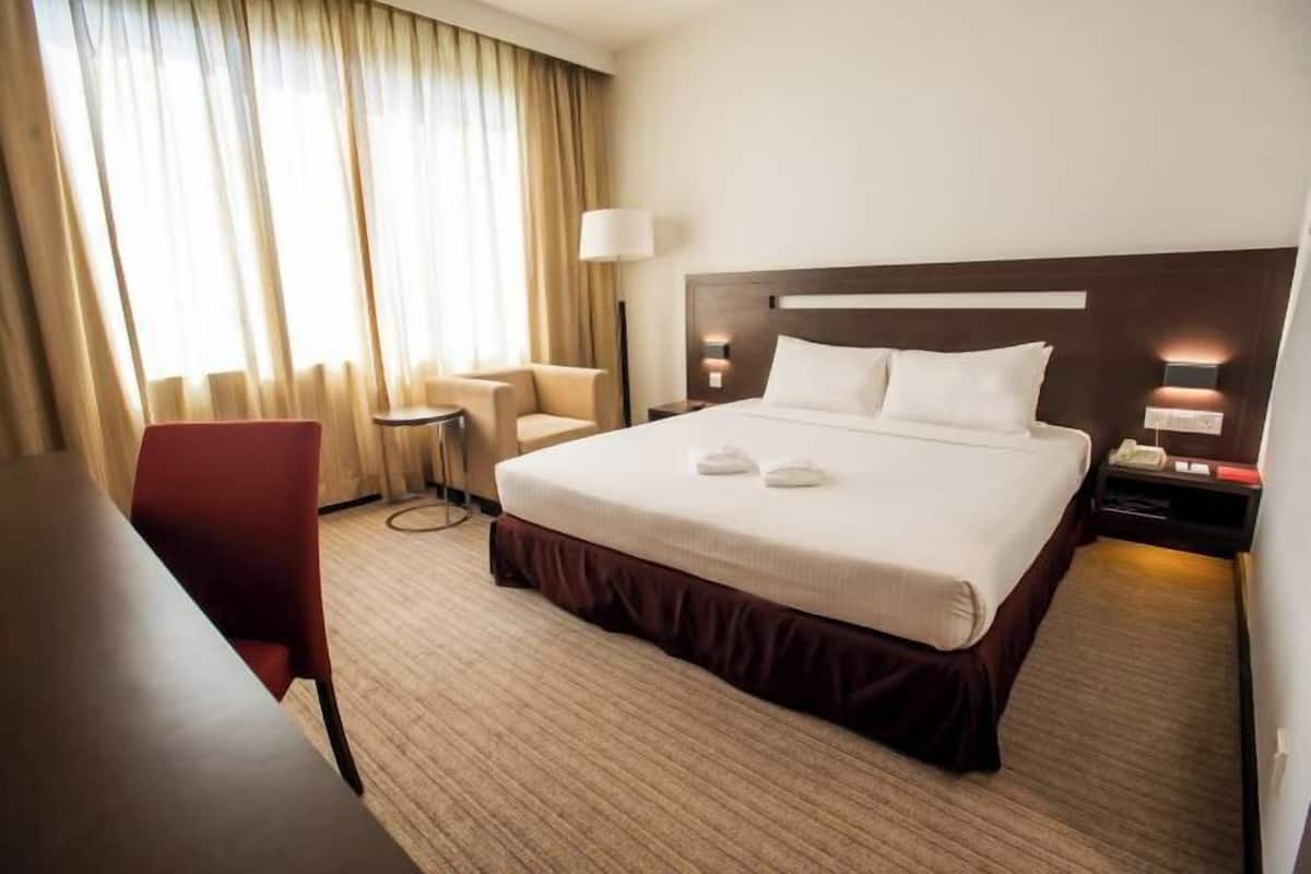 Minibar, in-room safe, desk, iron/ironing board