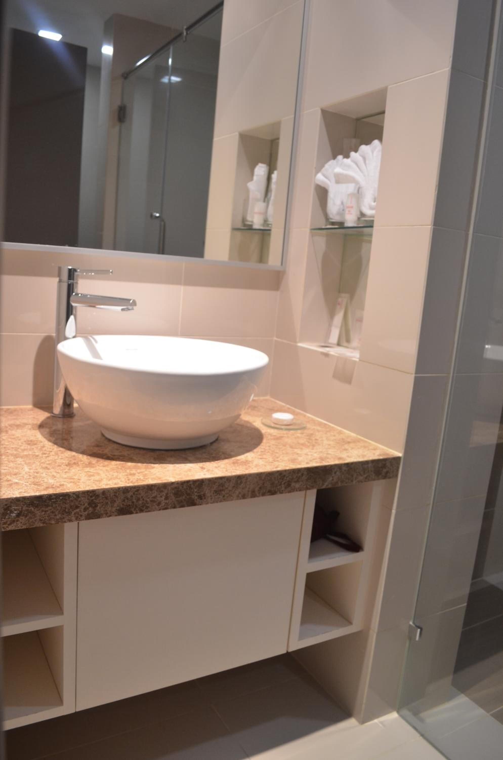 combined shower/bathtub, free toiletries, hair dryer, towels